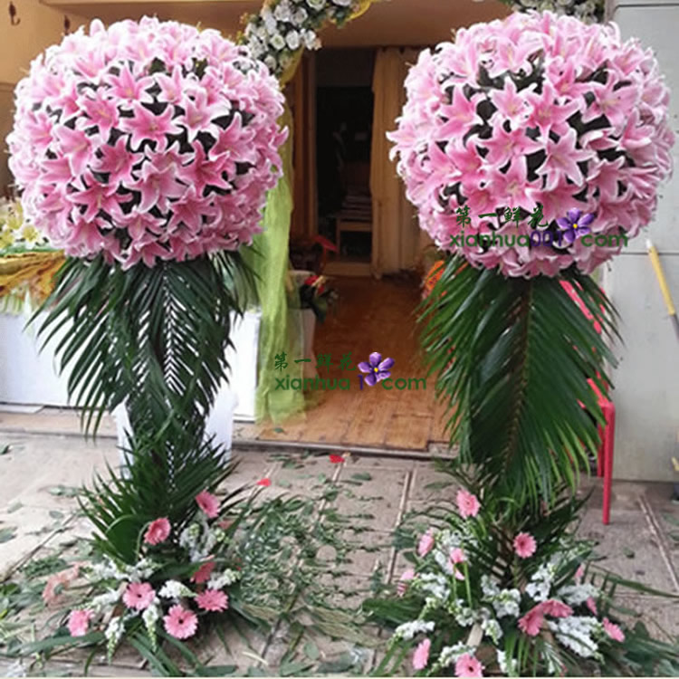 80朵开粉百合/1个花球（花球直径60cm左右）配散尾葵，8支金鱼草，黄莺适量