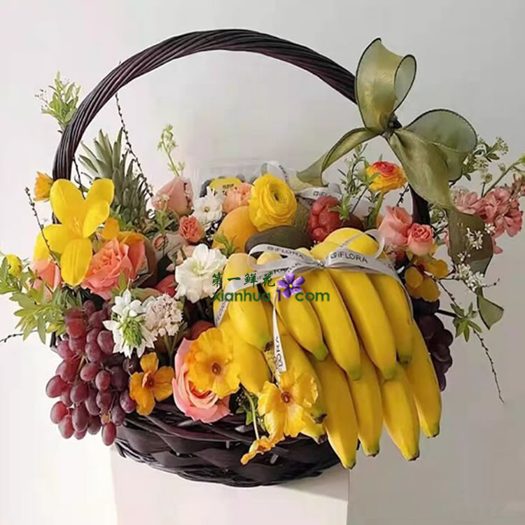 香蕉1饼、红提子2斤、橙子3个，苹果4个、青梨2个、菠萝1个；9枝粉玫瑰、黄色、白色配花、尤加利叶适量；