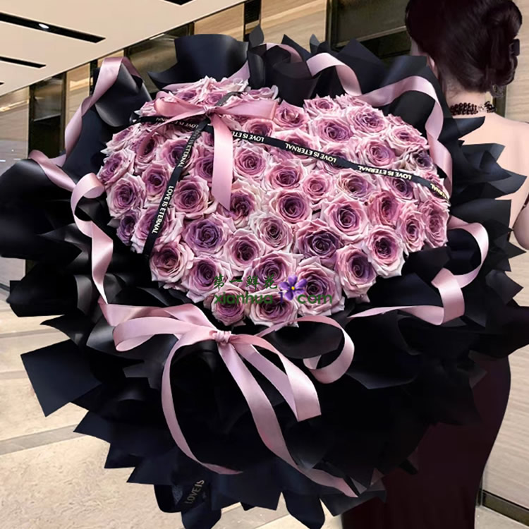 52枝曼塔乌梅子酱玫瑰(曼塔玫瑰喷色) 黑色、粉色丝带装饰