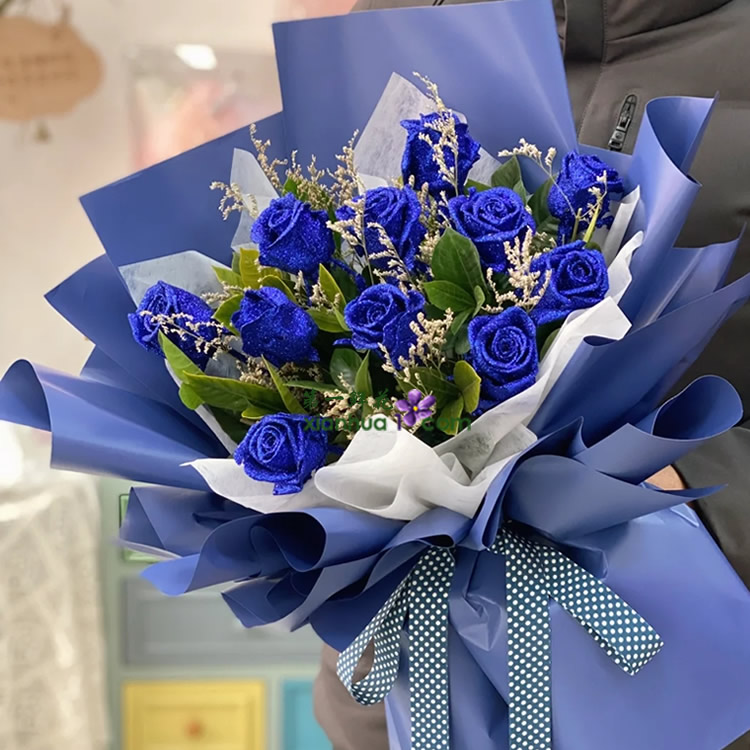 11枝蓝色妖姬玫瑰，情人草、栀子叶搭配