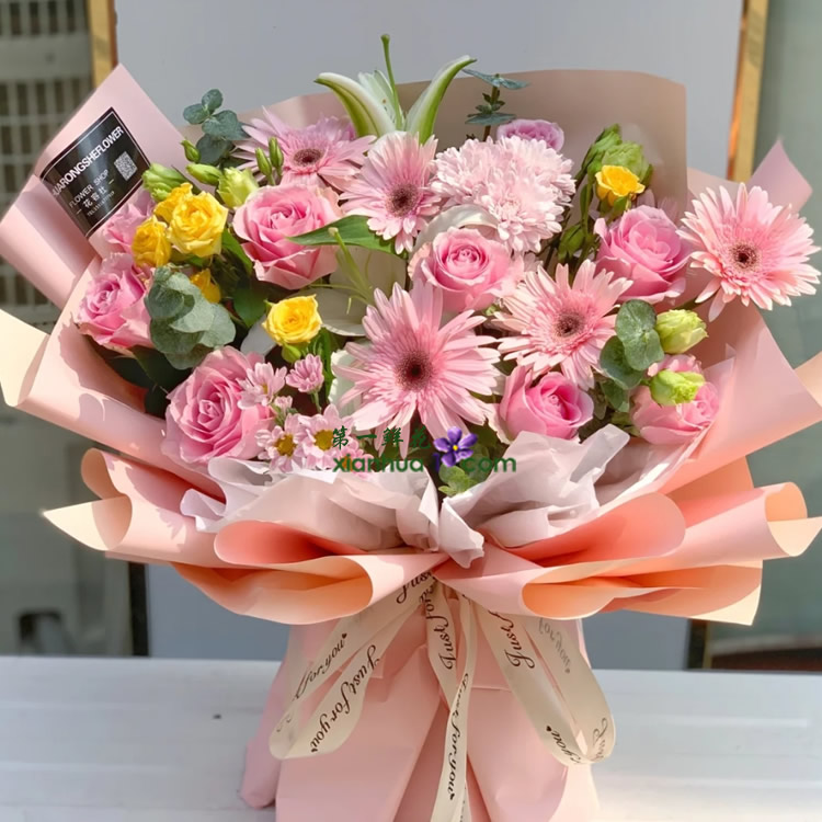 9枝粉红雪山玫瑰，5枝粉色扶郎，2朵白百合、1枝粉色雏菊、黄色多头玫、洋桔梗、细叶尤加利搭配