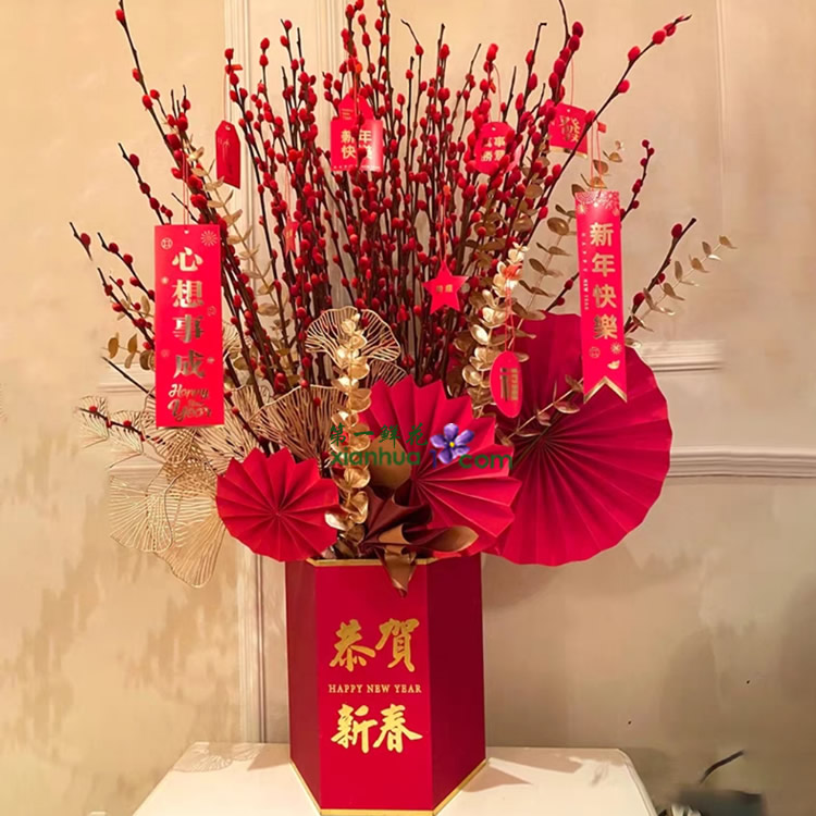 红色银柳30枝，2个招财公仔，仿真冬青，金色尤加利叶、金色杏叶、红色折扇、红色纸、新年挂卡装饰