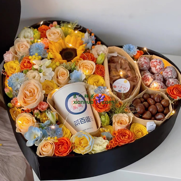 8枝香槟玫瑰，8枝黄玫瑰，1枝向日葵，多头康乃馨，白色雏菊（碎冰蓝喷色）、橙色多头玫，粉色多头康乃馨，黄色腊梅搭配，灯串装饰；红薯，板栗，糖雪球，奶茶