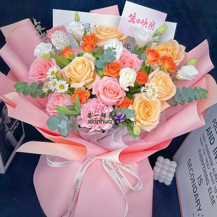 5枝戴安娜玫瑰，5枝香槟玫瑰，2枝粉色康乃馨，白色翠珠，白色洋桔梗，洋甘菊，尤加利叶搭配