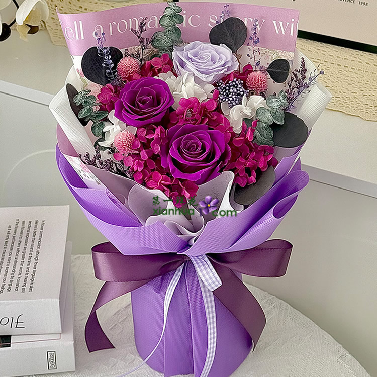 2朵深紫色玫瑰，1朵浅紫色玫瑰永生花 紫色小花束