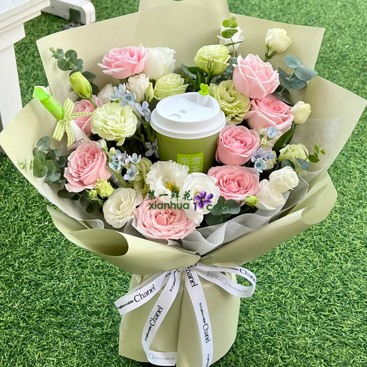 8枝粉红雪山玫瑰，1杯奶茶，白色、绿色洋桔梗、蓝星花、尤加利叶搭配