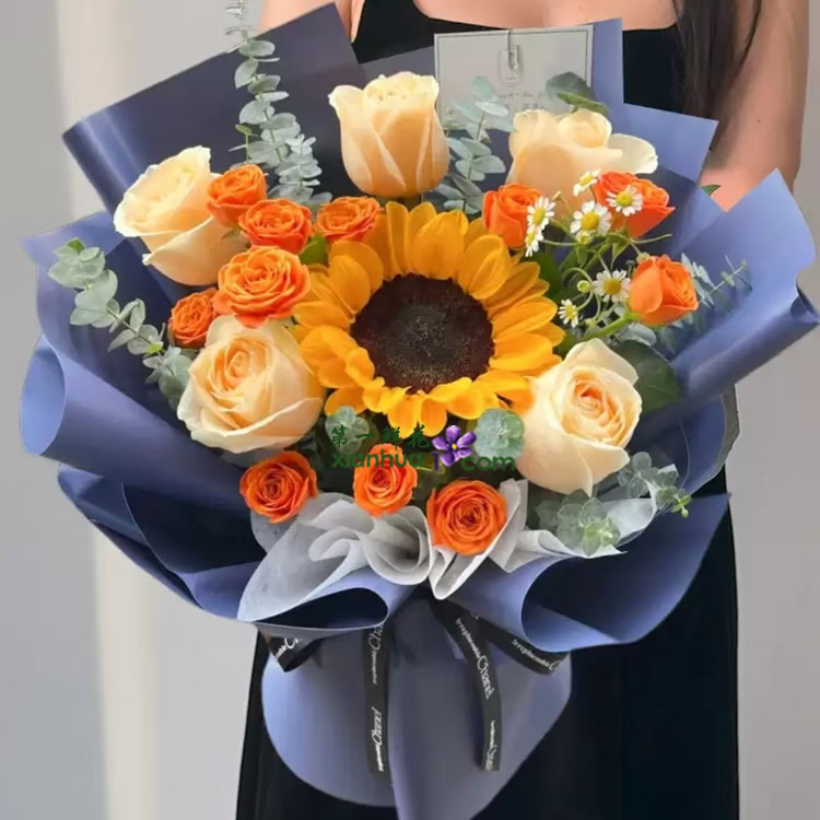 5枝香槟玫瑰，1枝向日葵，橙色多头玫，洋甘菊，尤加利叶搭配